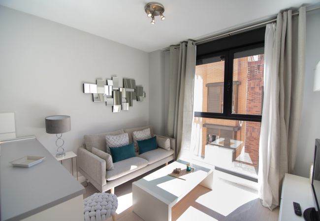 Apartamento em Madrid - M (JMC 5) BERNABEU R. MADRID STADIUM APARTMENT 1 ROOM 2 PAX PARKING  - MADRID BUSINESS CENTER Apartamento em Madrid - M (JMC 5) BERNABEU R. MADRID STADIUM APARTMENT 1 ROOM 2 PAX PARKING  - MADRID BUSINESS CENTER