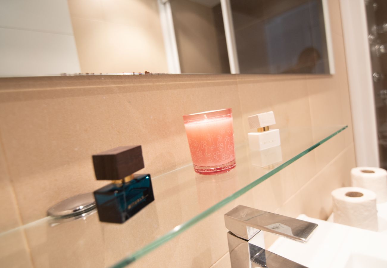 Apartamento em Madrid - M (JMC 5) BERNABEU R. MADRID STADIUM APARTMENT 1 ROOM 2 PAX PARKING  - MADRID BUSINESS CENTER Apartamento em Madrid - M (JMC 5) BERNABEU R. MADRID STADIUM APARTMENT 1 ROOM 2 PAX PARKING  - MADRID BUSINESS CENTER