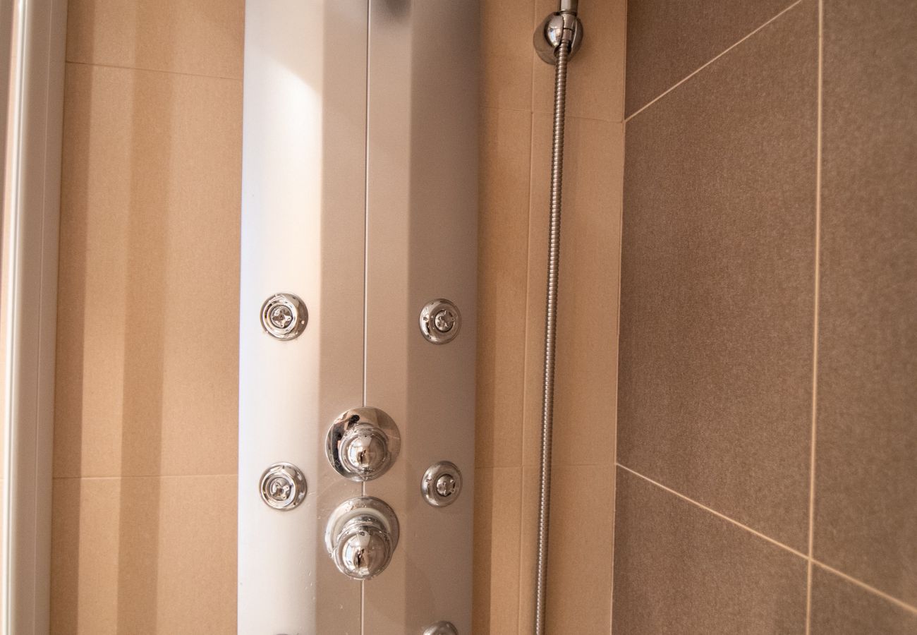 Apartamento em Madrid - M (JMC 5) BERNABEU R. MADRID STADIUM APARTMENT 1 ROOM 2 PAX PARKING  - MADRID BUSINESS CENTER Apartamento em Madrid - M (JMC 5) BERNABEU R. MADRID STADIUM APARTMENT 1 ROOM 2 PAX PARKING  - MADRID BUSINESS CENTER