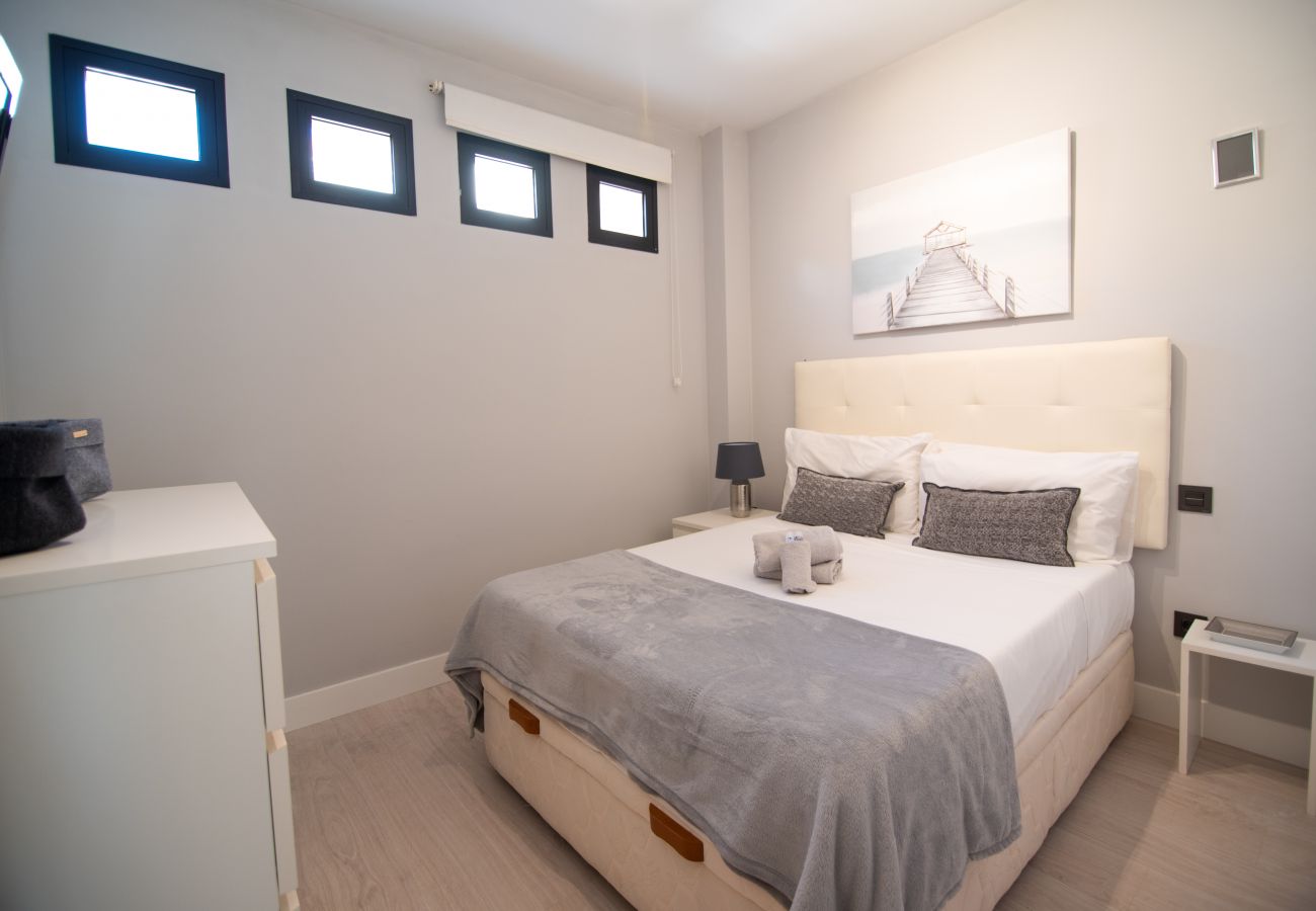Apartamento em Madrid - M (JMC 5) BERNABEU R. MADRID STADIUM APARTMENT 1 ROOM 2 PAX PARKING  - MADRID BUSINESS CENTER Apartamento em Madrid - M (JMC 5) BERNABEU R. MADRID STADIUM APARTMENT 1 ROOM 2 PAX PARKING  - MADRID BUSINESS CENTER