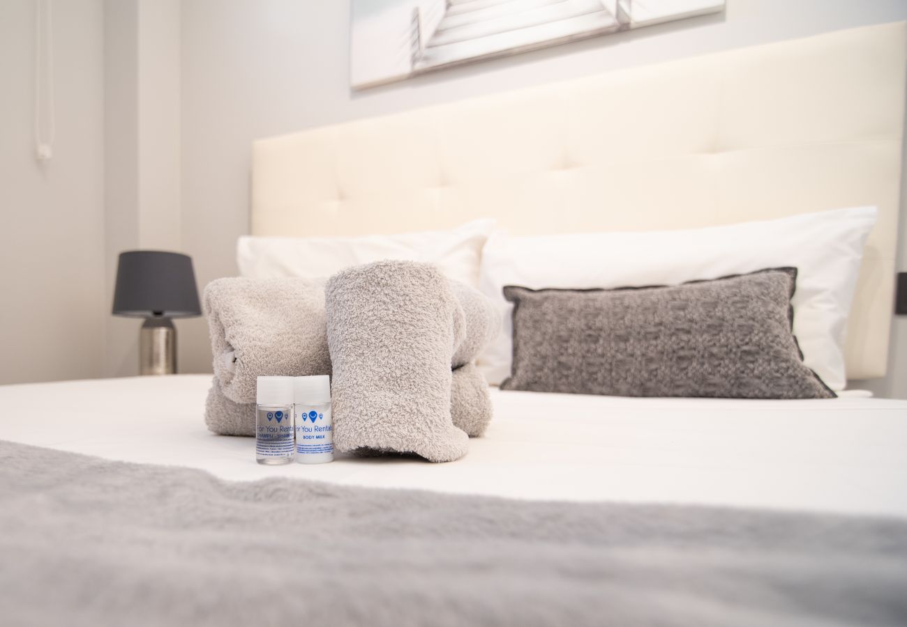 Apartamento em Madrid - M (JMC 5) BERNABEU R. MADRID STADIUM APARTMENT 1 ROOM 2 PAX PARKING  - MADRID BUSINESS CENTER Apartamento em Madrid - M (JMC 5) BERNABEU R. MADRID STADIUM APARTMENT 1 ROOM 2 PAX PARKING  - MADRID BUSINESS CENTER