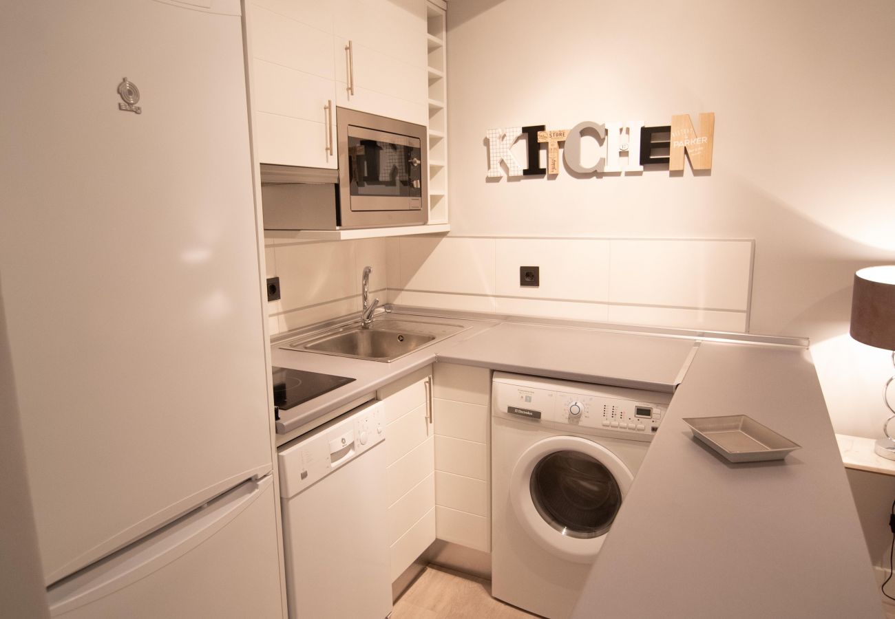 Apartamento em Madrid - M (JMC 5) BERNABEU R. MADRID STADIUM APARTMENT 1 ROOM 2 PAX PARKING  - MADRID BUSINESS CENTER Apartamento em Madrid - M (JMC 5) BERNABEU R. MADRID STADIUM APARTMENT 1 ROOM 2 PAX PARKING  - MADRID BUSINESS CENTER