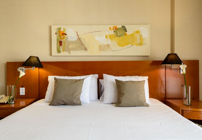 Quarto com cama de casal. Quarto com cama de casal.