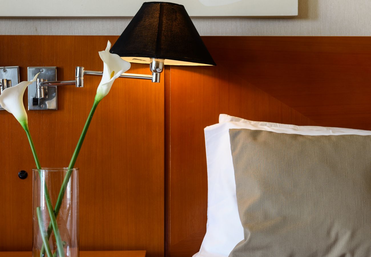 Quarto com cama de casal. Quarto com cama de casal.