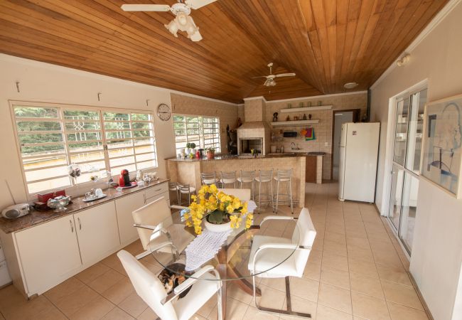 Casa em Campina Grande do Sul - Casa com Wi-Fi e lazer em Campina Grande do Sul Casa em Campina Grande do Sul - Casa com Wi-Fi e lazer em Campina Grande do Sul