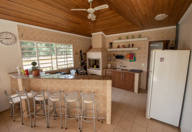 Casa em Campina Grande do Sul - Casa com Wi-Fi e lazer em Campina Grande do Sul Casa em Campina Grande do Sul - Casa com Wi-Fi e lazer em Campina Grande do Sul