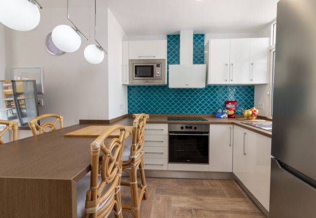 Apartamento em Los Cristianos - HomeForGuest Ático Cecilia con terraza y vistas al mar en Los Cristianos Apartamento em Los Cristianos - HomeForGuest Ático Cecilia con terraza y vistas al mar en Los Cristianos