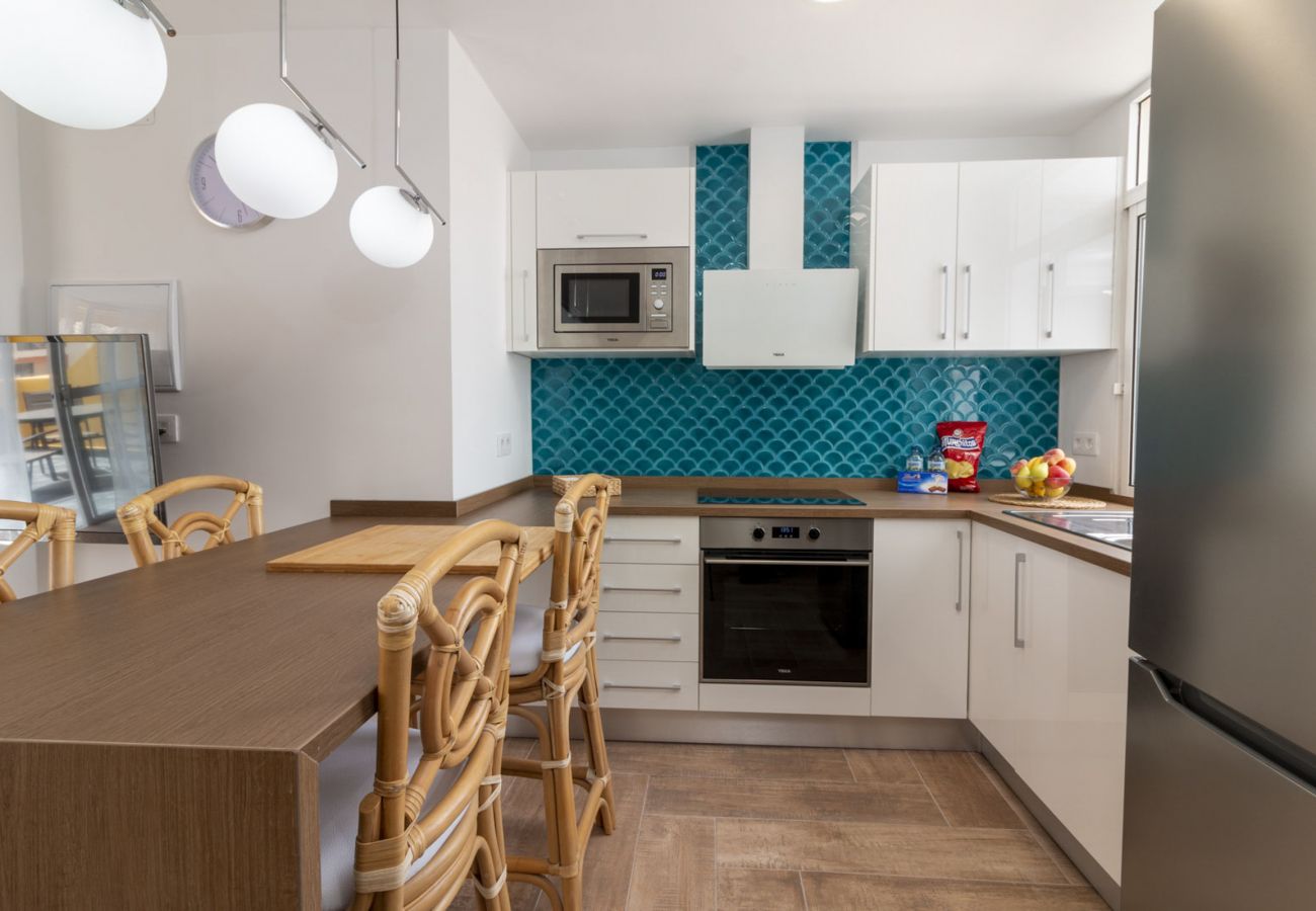 Apartamento em Los Cristianos - HomeForGuest Ático Cecilia con terraza y vistas al mar en Los Cristianos Apartamento em Los Cristianos - HomeForGuest Ático Cecilia con terraza y vistas al mar en Los Cristianos