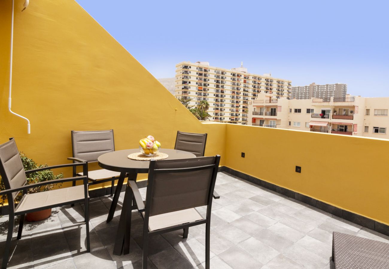 Apartamento em Los Cristianos - HomeForGuest Ático Cecilia con terraza y vistas al mar en Los Cristianos Apartamento em Los Cristianos - HomeForGuest Ático Cecilia con terraza y vistas al mar en Los Cristianos