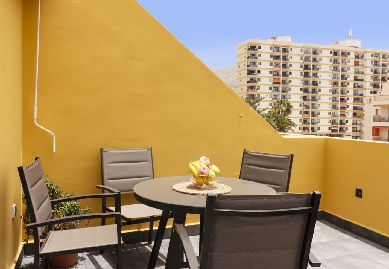 Apartamento em Los Cristianos - HomeForGuest Ático Cecilia con terraza y vistas al mar en Los Cristianos Apartamento em Los Cristianos - HomeForGuest Ático Cecilia con terraza y vistas al mar en Los Cristianos