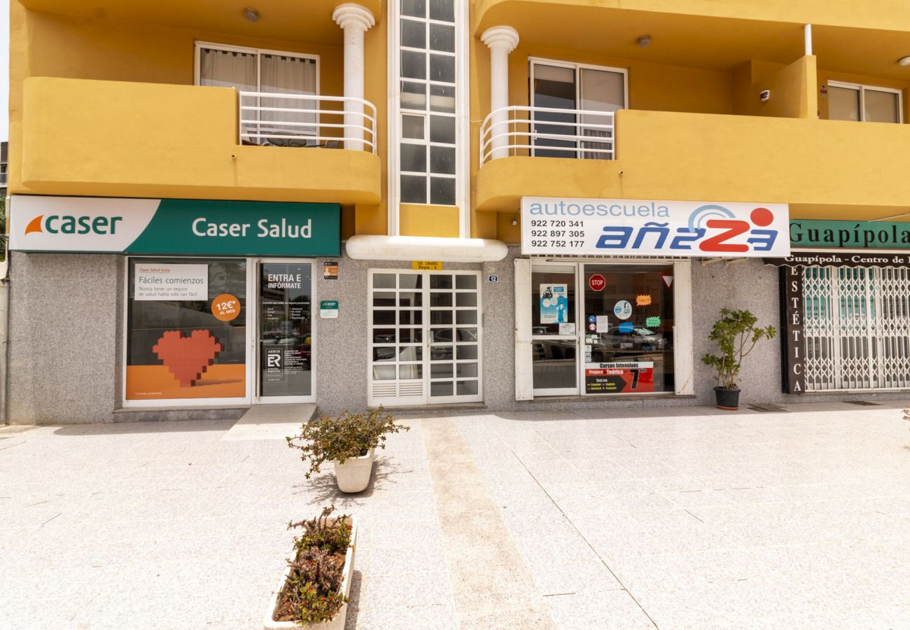 Apartamento em Los Cristianos - HomeForGuest Ático Cecilia con terraza y vistas al mar en Los Cristianos Apartamento em Los Cristianos - HomeForGuest Ático Cecilia con terraza y vistas al mar en Los Cristianos