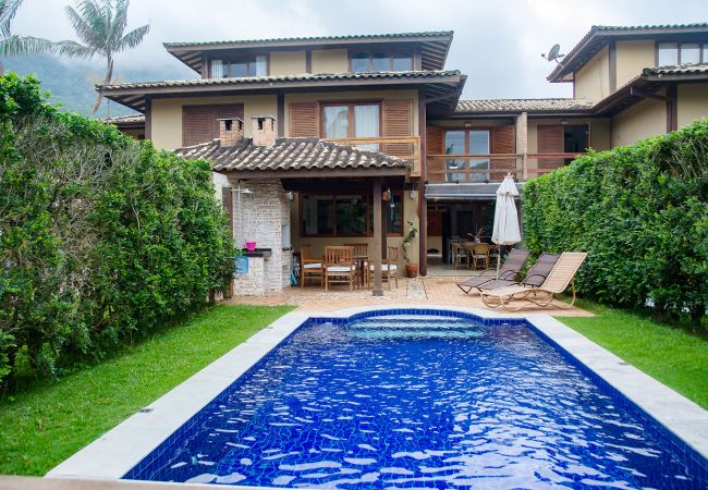 Casa em São Sebastião - Incrível casa pé na areia com Wi-Fi em Guaecá/SP