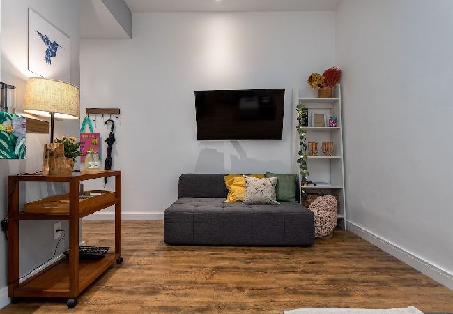 Apartamento em Rio de Janeiro - HUM104| Quarto e sala no coração do Leblon
