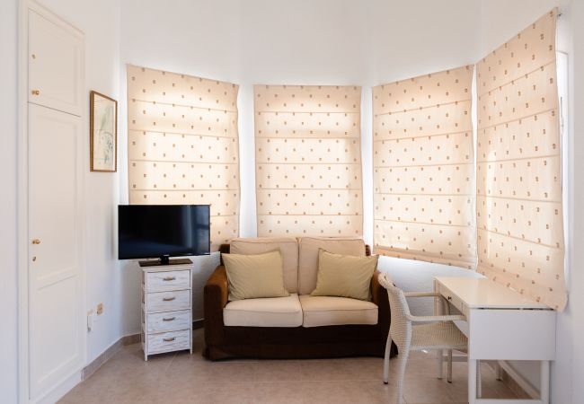 Apartamento em Adeje - HomeForGuest APARTAMENTO CON PISCIN A A 50M DEL MAR EN LA CALETA  Apartamento em Adeje - HomeForGuest APARTAMENTO CON PISCIN A A 50M DEL MAR EN LA CALETA