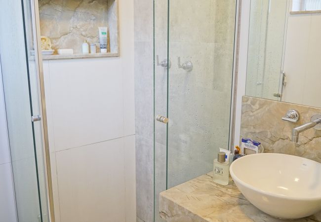 Apartamento em Rio de Janeiro - SCL206| Quarto e sala moderno em Botafogo Apartamento em Rio de Janeiro - SCL206| Quarto e sala moderno em Botafogo