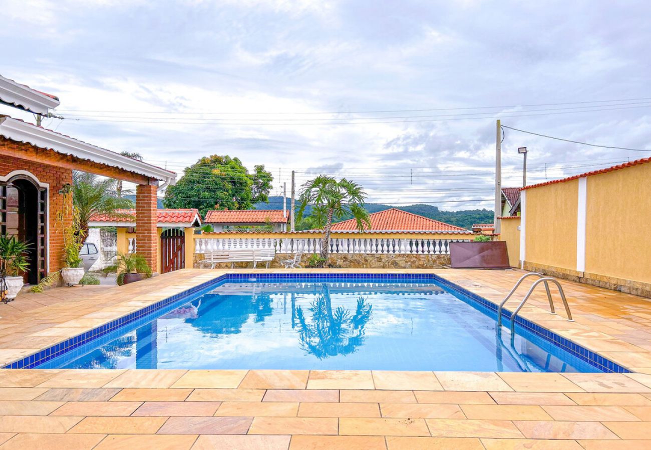 Casa em Atibaia - Chácara elegante com piscina e lazer em Atibaia/SP Casa em Atibaia - Chácara elegante com piscina e lazer em Atibaia/SP