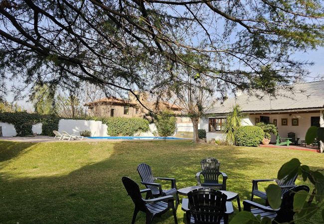 Casa em Luján de Cuyo -  Amplia y cálida rodeada de verde con seguridad Casa em Luján de Cuyo -  Amplia y cálida rodeada de verde con seguridad