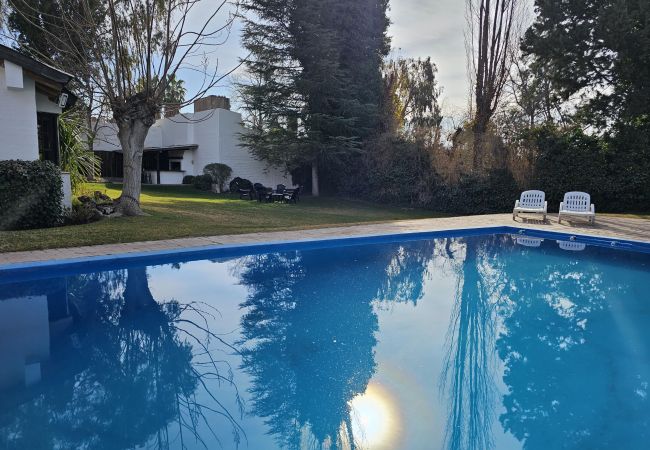 Casa em Luján de Cuyo -  Amplia y cálida rodeada de verde con seguridad Casa em Luján de Cuyo -  Amplia y cálida rodeada de verde con seguridad