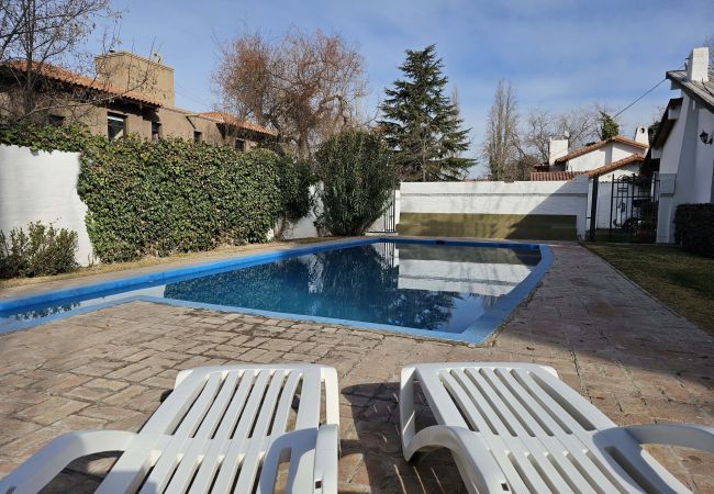 Casa em Luján de Cuyo -  Amplia y cálida rodeada de verde con seguridad Casa em Luján de Cuyo -  Amplia y cálida rodeada de verde con seguridad