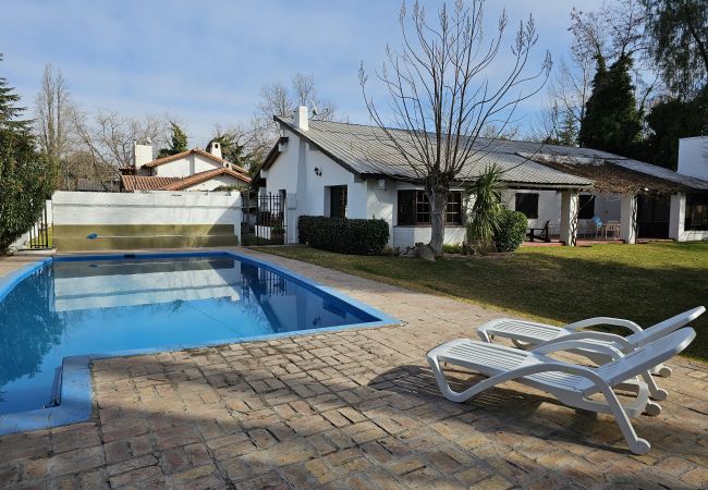 Casa em Luján de Cuyo -  Amplia y cálida rodeada de verde con seguridad Casa em Luján de Cuyo -  Amplia y cálida rodeada de verde con seguridad