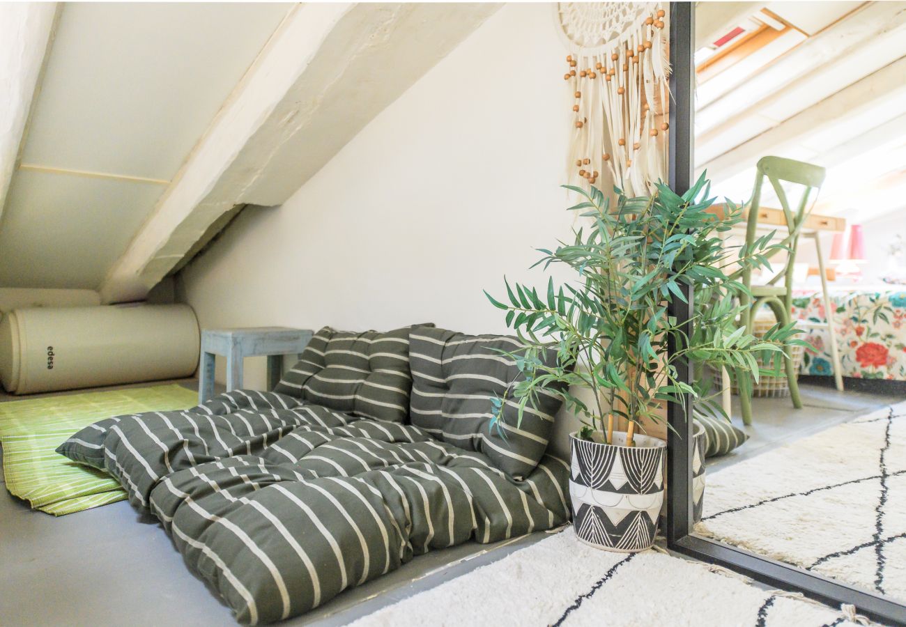 Apartamento em Madrid - Encantadora buhardilla dúplex en el corazón de Madrid.Temporal Apartamento em Madrid - Encantadora buhardilla dúplex en el corazón de Madrid.Temporal