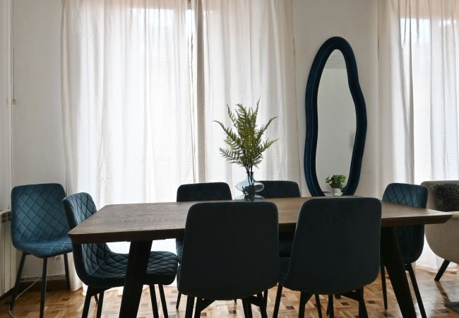 Apartamento em Madrid - Apartamento de Cuatro Dormitorios en el Bohemio Barrio de Malasaña.Temporal  Apartamento em Madrid - Apartamento de Cuatro Dormitorios en el Bohemio Barrio de Malasaña.Temporal