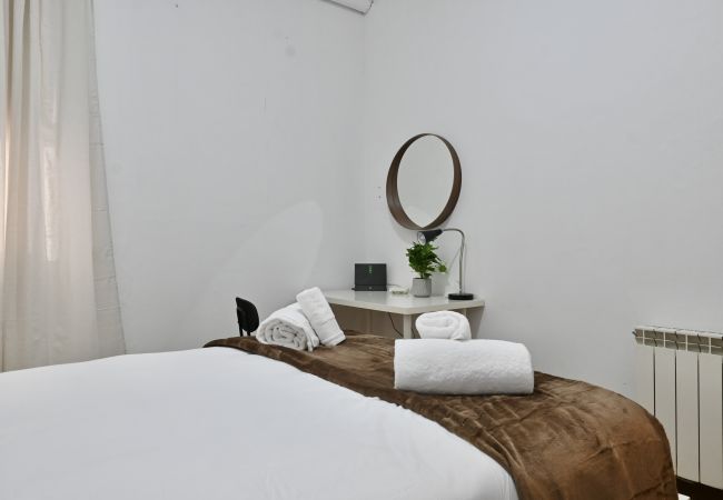 Apartamento em Madrid - Apartamento de Cuatro Dormitorios en el Bohemio Barrio de Malasaña.Temporal  Apartamento em Madrid - Apartamento de Cuatro Dormitorios en el Bohemio Barrio de Malasaña.Temporal