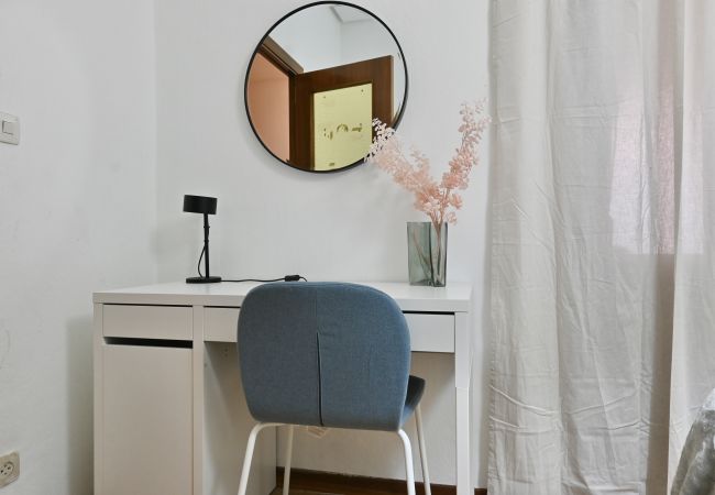 Apartamento em Madrid - Apartamento de Cuatro Dormitorios en el Bohemio Barrio de Malasaña.Temporal  Apartamento em Madrid - Apartamento de Cuatro Dormitorios en el Bohemio Barrio de Malasaña.Temporal