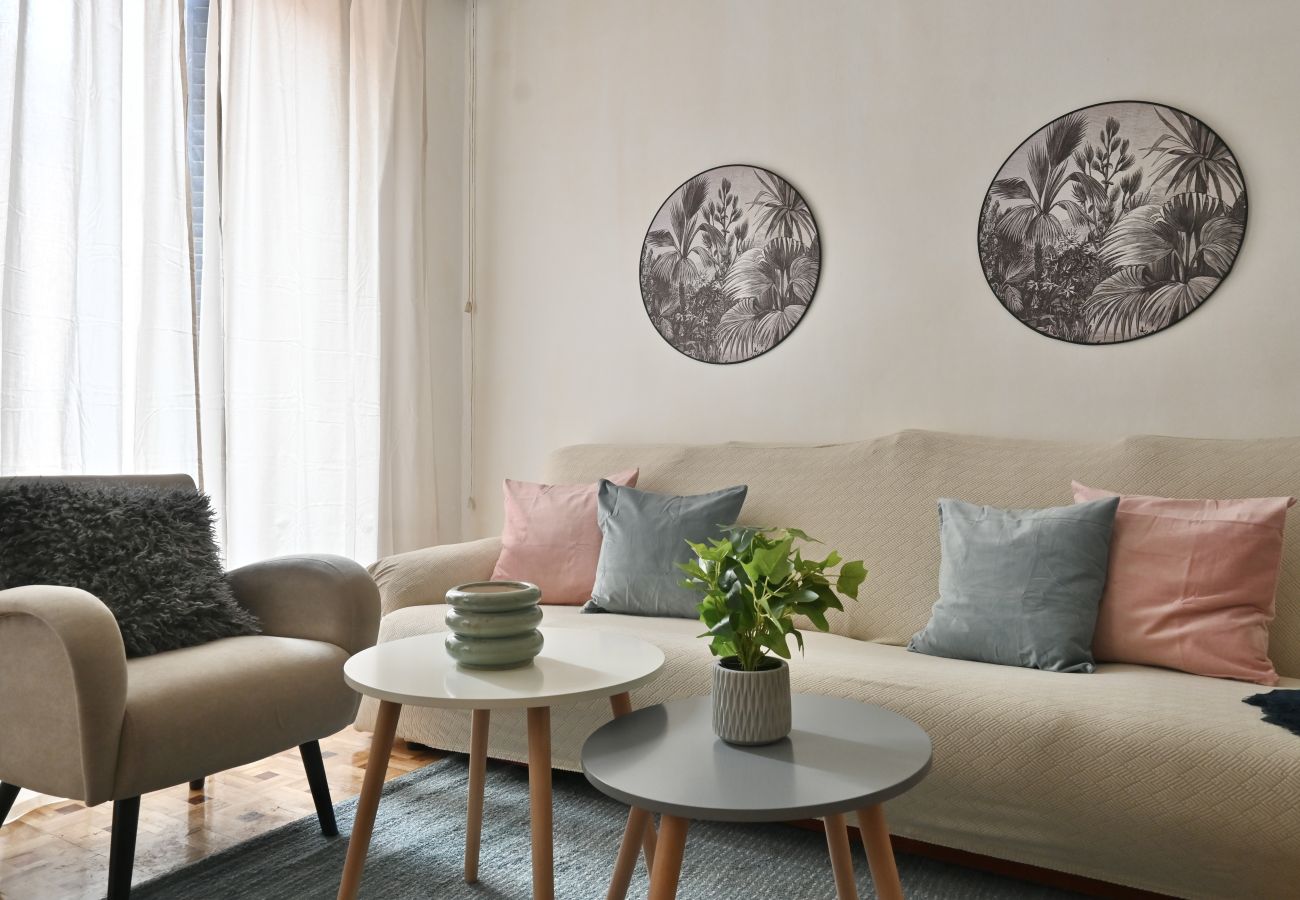 Apartamento em Madrid - Apartamento de Cuatro Dormitorios en el Bohemio Barrio de Malasaña.Temporal  Apartamento em Madrid - Apartamento de Cuatro Dormitorios en el Bohemio Barrio de Malasaña.Temporal