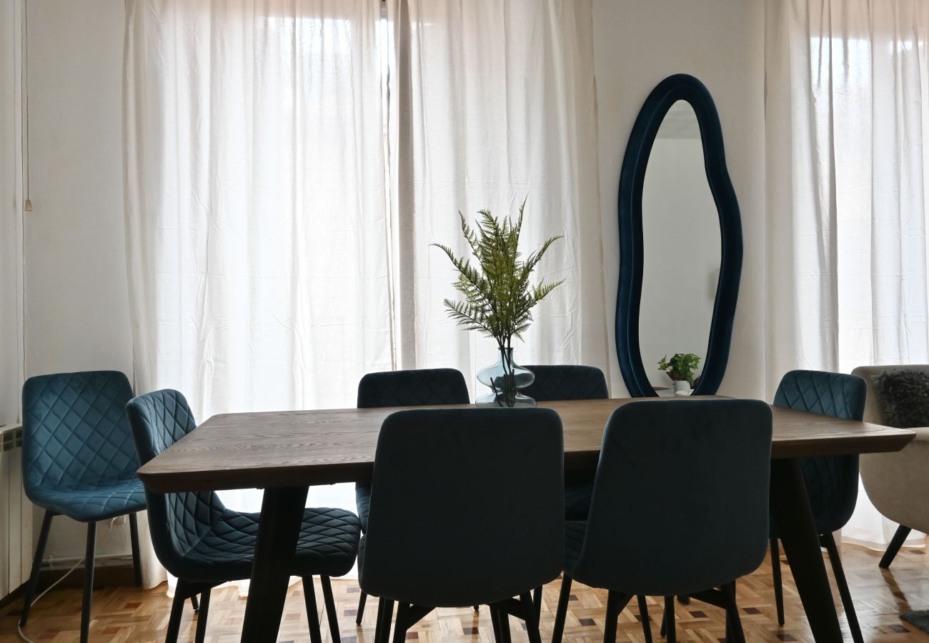 Apartamento em Madrid - Apartamento de Cuatro Dormitorios en el Bohemio Barrio de Malasaña.Temporal  Apartamento em Madrid - Apartamento de Cuatro Dormitorios en el Bohemio Barrio de Malasaña.Temporal