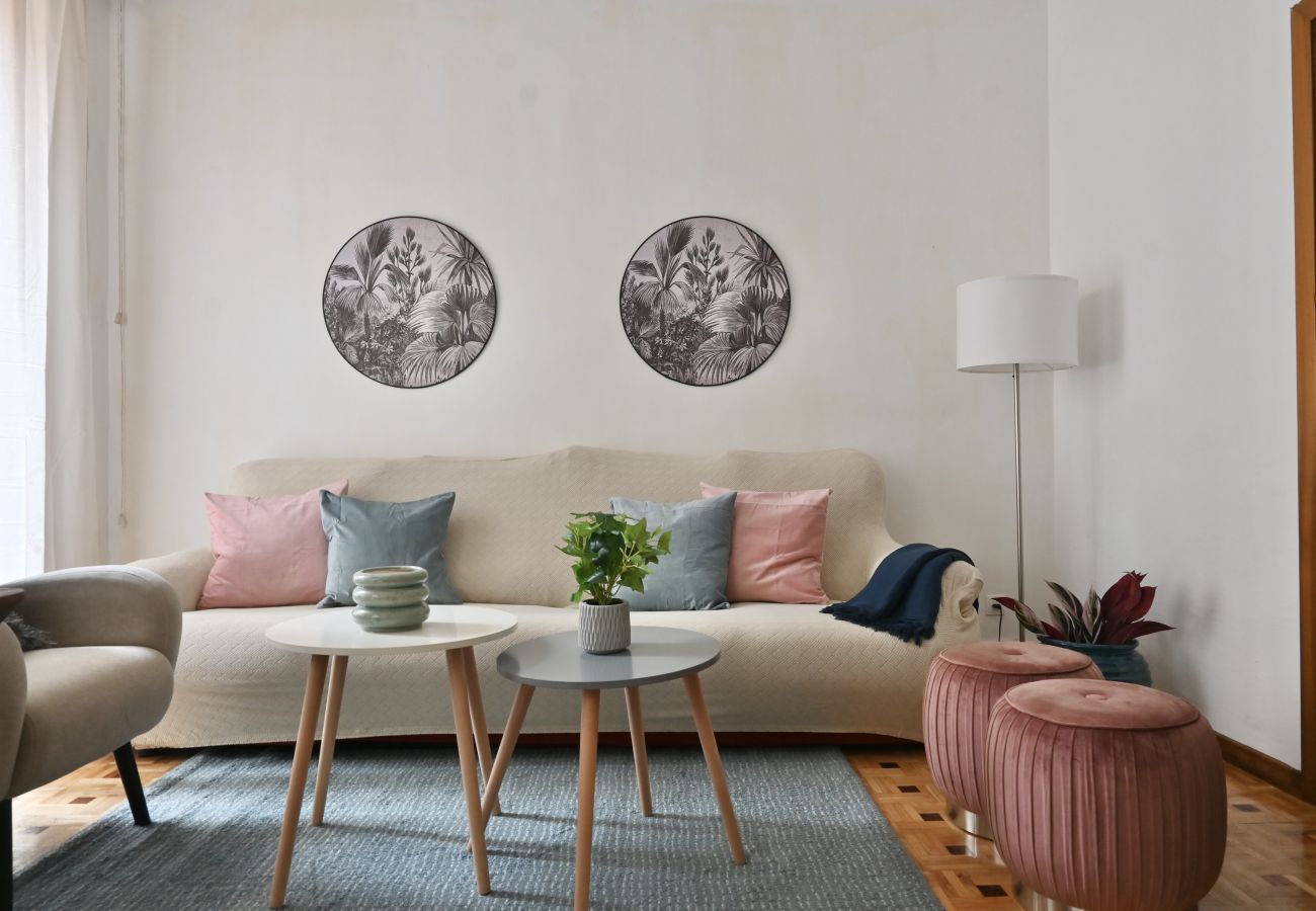 Apartamento em Madrid - Apartamento de Cuatro Dormitorios en el Bohemio Barrio de Malasaña.Temporal  Apartamento em Madrid - Apartamento de Cuatro Dormitorios en el Bohemio Barrio de Malasaña.Temporal