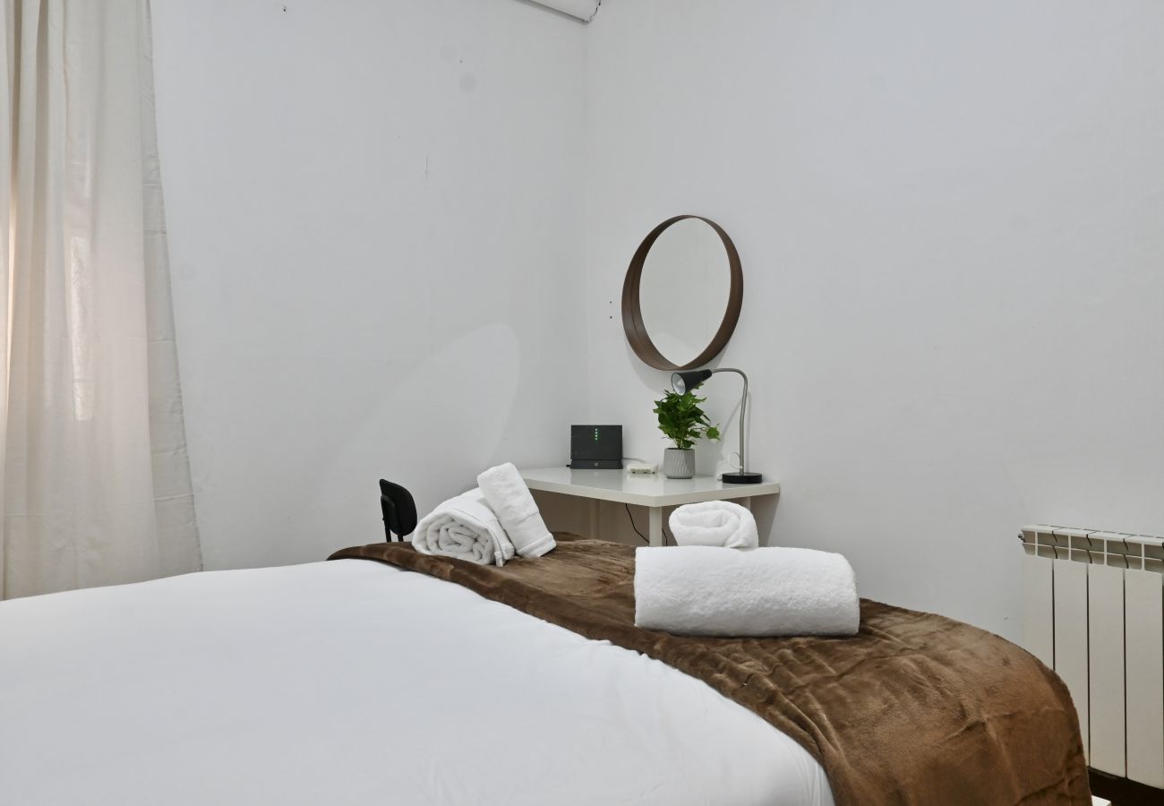 Apartamento em Madrid - Apartamento de Cuatro Dormitorios en el Bohemio Barrio de Malasaña.Temporal  Apartamento em Madrid - Apartamento de Cuatro Dormitorios en el Bohemio Barrio de Malasaña.Temporal