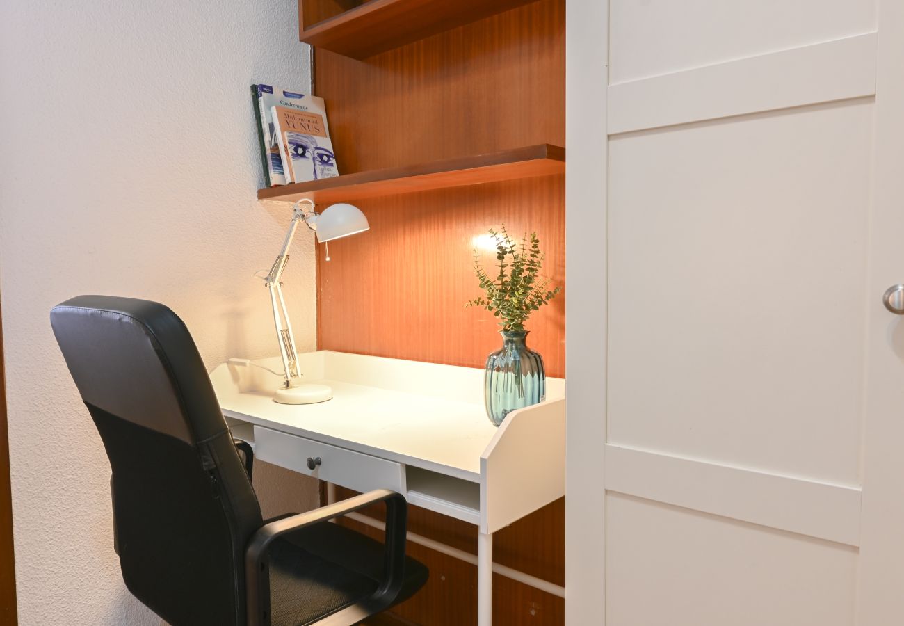 Apartamento em Madrid - Apartamento de Cuatro Dormitorios en el Bohemio Barrio de Malasaña.Temporal  Apartamento em Madrid - Apartamento de Cuatro Dormitorios en el Bohemio Barrio de Malasaña.Temporal