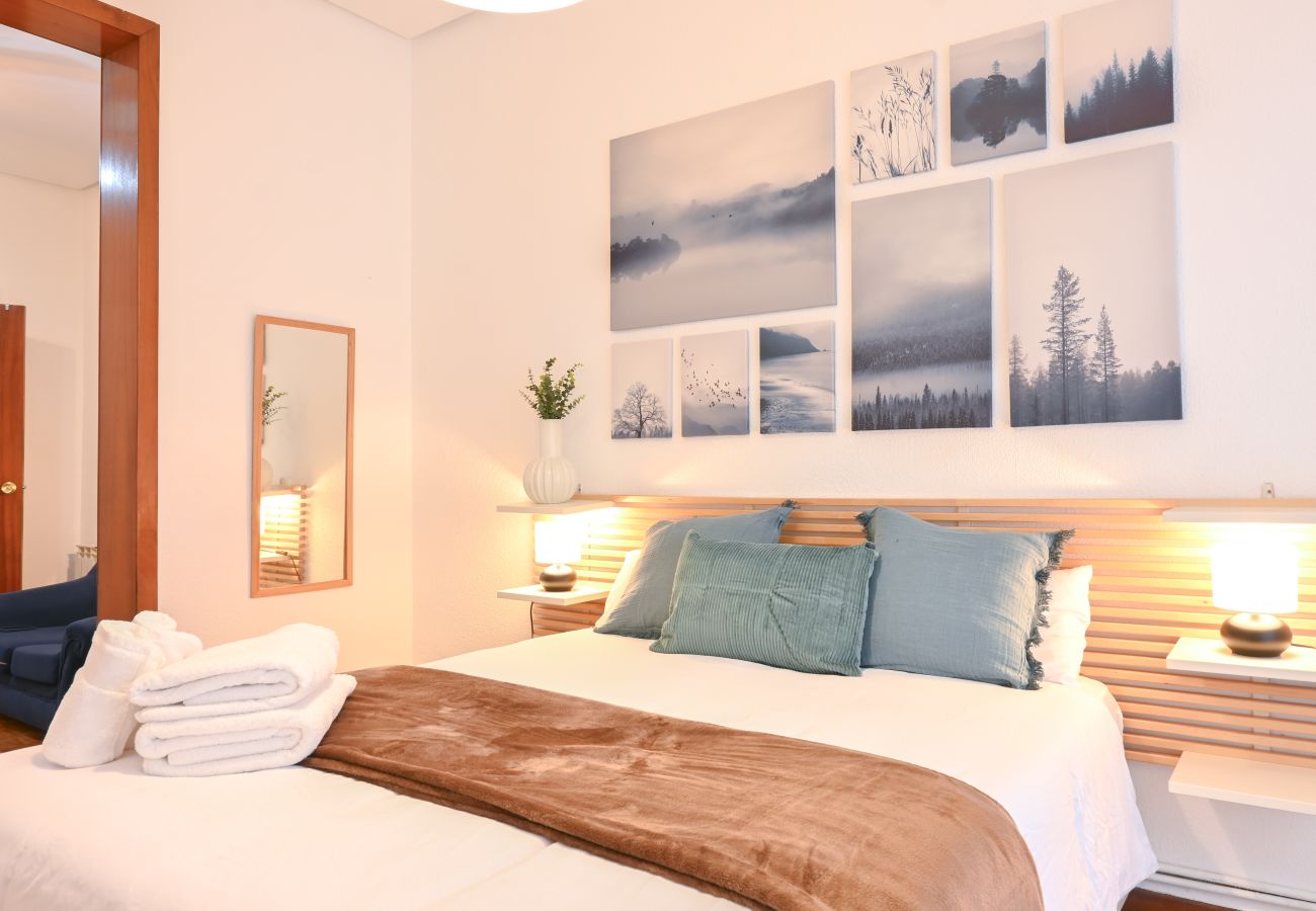 Apartamento em Madrid - Apartamento de Cuatro Dormitorios en el Bohemio Barrio de Malasaña.Temporal  Apartamento em Madrid - Apartamento de Cuatro Dormitorios en el Bohemio Barrio de Malasaña.Temporal