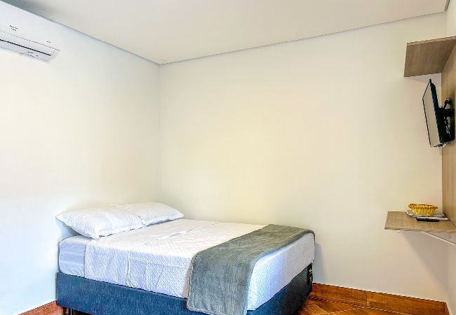 Apartamento em Bertioga - Flat a beira mar da Praia de Guaratuba-Bertioga/SP Apartamento em Bertioga - Flat a beira mar da Praia de Guaratuba-Bertioga/SP