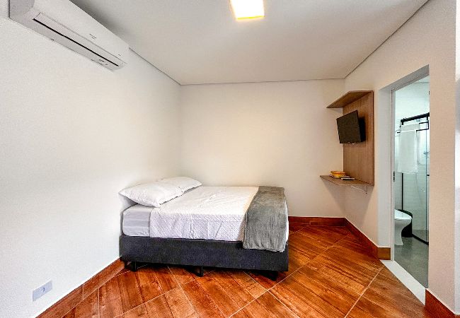 Apartamento em Bertioga - Ótimo flat a beira mar na Praia de Guaratuba/SP Apartamento em Bertioga - Ótimo flat a beira mar na Praia de Guaratuba/SP