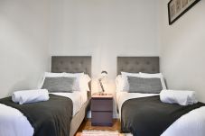 Apartamento em Madrid - M (CUB23) Céntrica y amplia vivienda de 3 dormitorios en las Cortes