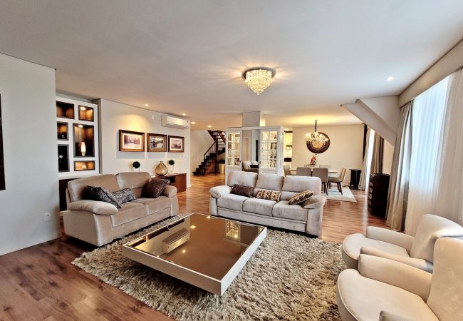 Apartamento em Gramado - 5 quartos (3 suítes) a 400m da R Coberta!