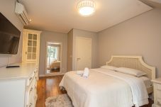 Apartamento em Gramado - 5 quartos (3 suítes) a 400m da R Coberta!