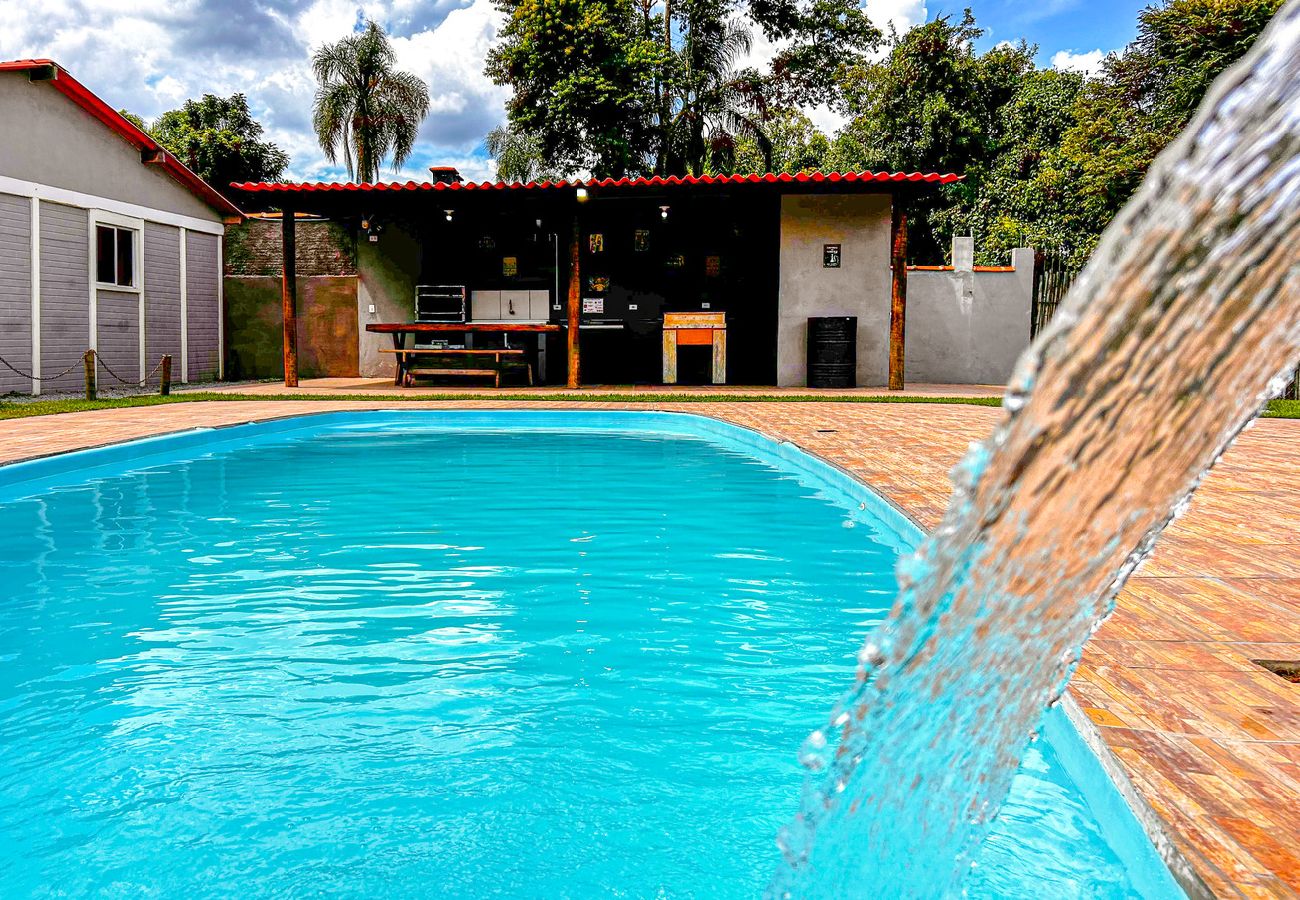 Casa em Ibiúna - Ótima chácara c churrasq, piscina e WiFi - Ibiúna Casa em Ibiúna - Ótima chácara c churrasq, piscina e WiFi - Ibiúna