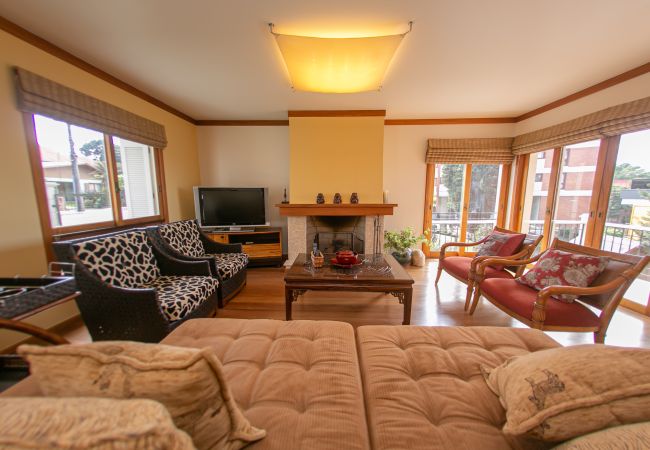 Apartamento em Gramado - Duplex Térreo 4D (3 suítes) com banheira e vista!