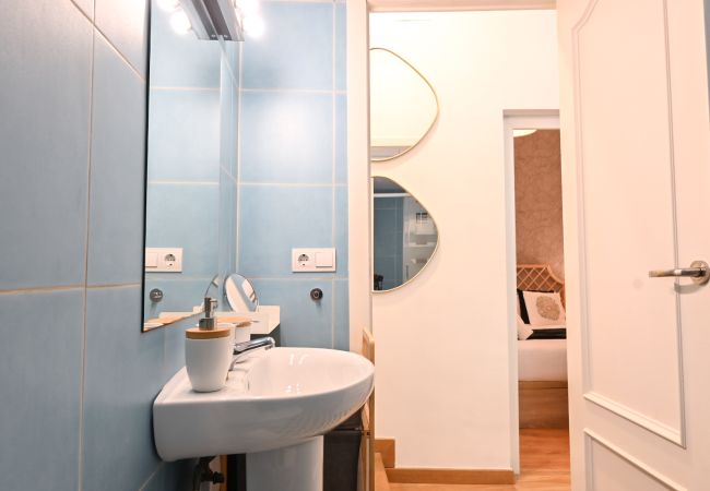 Apartamento em Madrid - Vive la vida madrileña! Acogedora vivienda de 2 dormitorios a solo unos minutos de Puerta del Sol en Madrid.Temporal Apartamento em Madrid - Vive la vida madrileña! Acogedora vivienda de 2 dormitorios a solo unos minutos de Puerta del Sol en Madrid.Temporal