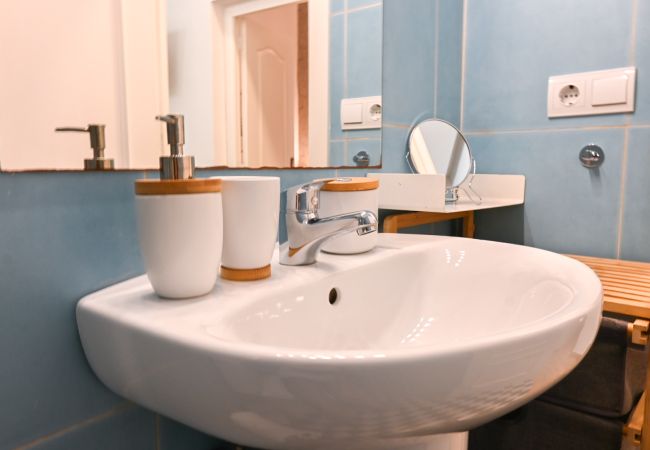 Apartamento em Madrid - Vive la vida madrileña! Acogedora vivienda de 2 dormitorios a solo unos minutos de Puerta del Sol en Madrid.Temporal Apartamento em Madrid - Vive la vida madrileña! Acogedora vivienda de 2 dormitorios a solo unos minutos de Puerta del Sol en Madrid.Temporal