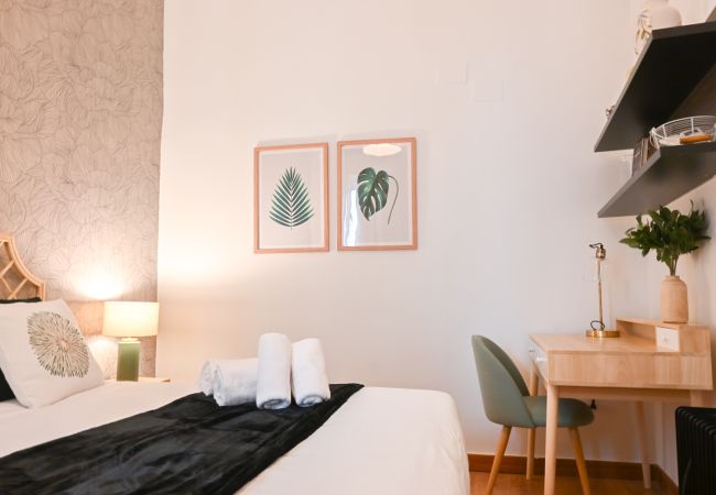 Apartamento em Madrid - Vive la vida madrileña! Acogedora vivienda de 2 dormitorios a solo unos minutos de Puerta del Sol en Madrid.Temporal Apartamento em Madrid - Vive la vida madrileña! Acogedora vivienda de 2 dormitorios a solo unos minutos de Puerta del Sol en Madrid.Temporal