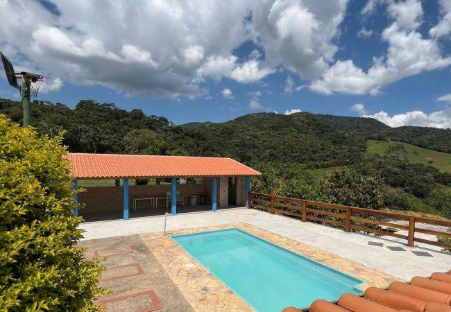 Casa em Extrema - Chácara com Piscina e Churrasqueira em Extrema MG