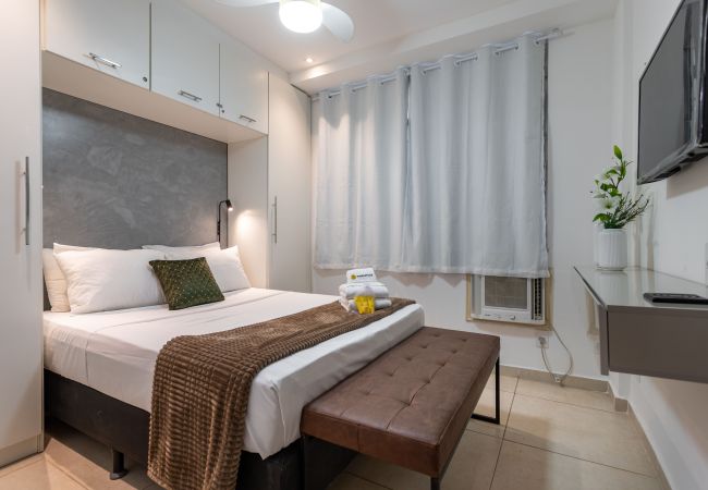 Apartamento em Rio de Janeiro - Em frente ao metrô e 8 minutos da praia | SF228