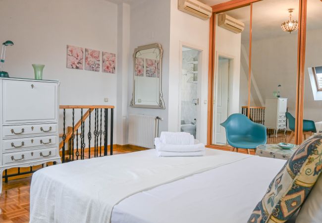 Apartamento em Madrid -  Dúplex Ático con Espectaculares Vistas al Parque en Tetuán. Temporal  Apartamento em Madrid -  Dúplex Ático con Espectaculares Vistas al Parque en Tetuán. Temporal