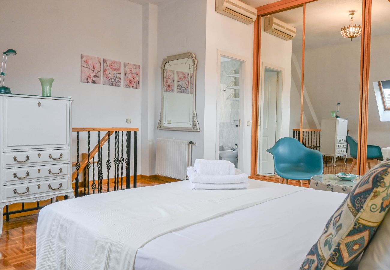 Apartamento em Madrid -  Dúplex Ático con Espectaculares Vistas al Parque en Tetuán. Temporal  Apartamento em Madrid -  Dúplex Ático con Espectaculares Vistas al Parque en Tetuán. Temporal