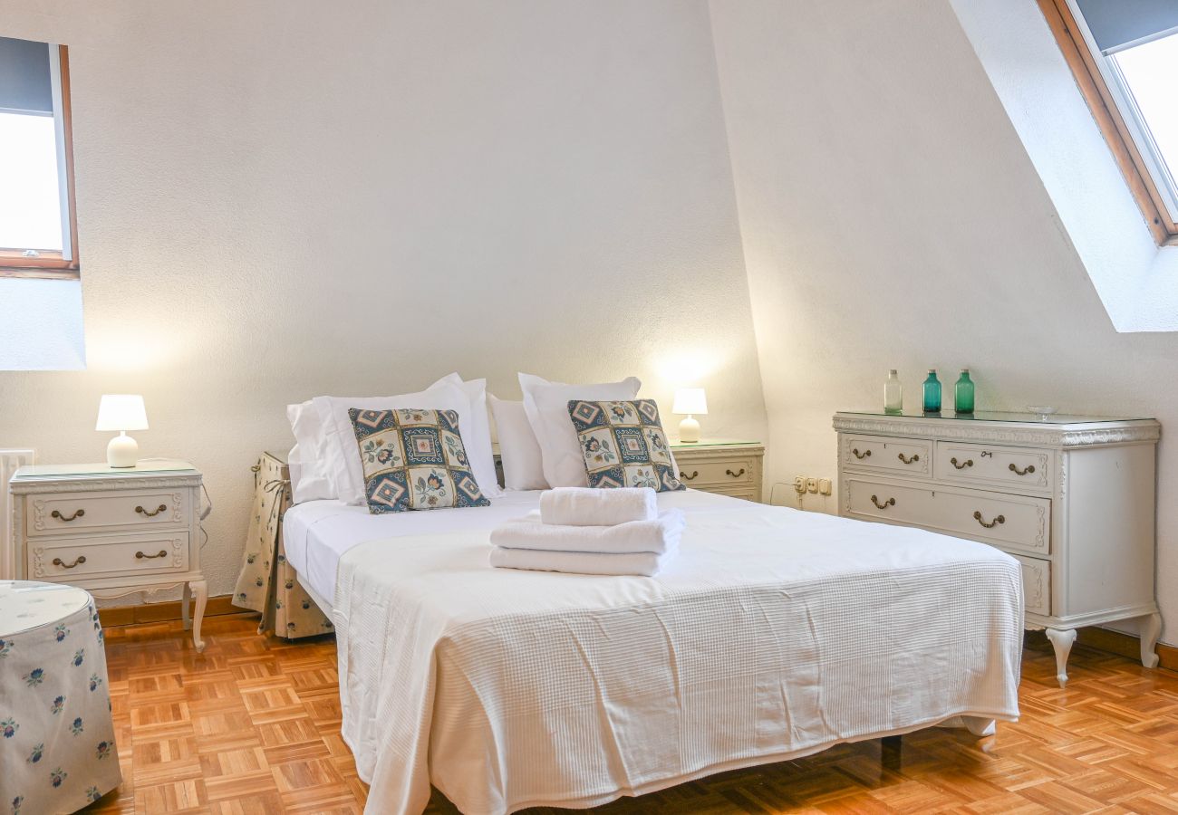 Apartamento em Madrid -  Dúplex Ático con Espectaculares Vistas al Parque en Tetuán. Temporal  Apartamento em Madrid -  Dúplex Ático con Espectaculares Vistas al Parque en Tetuán. Temporal