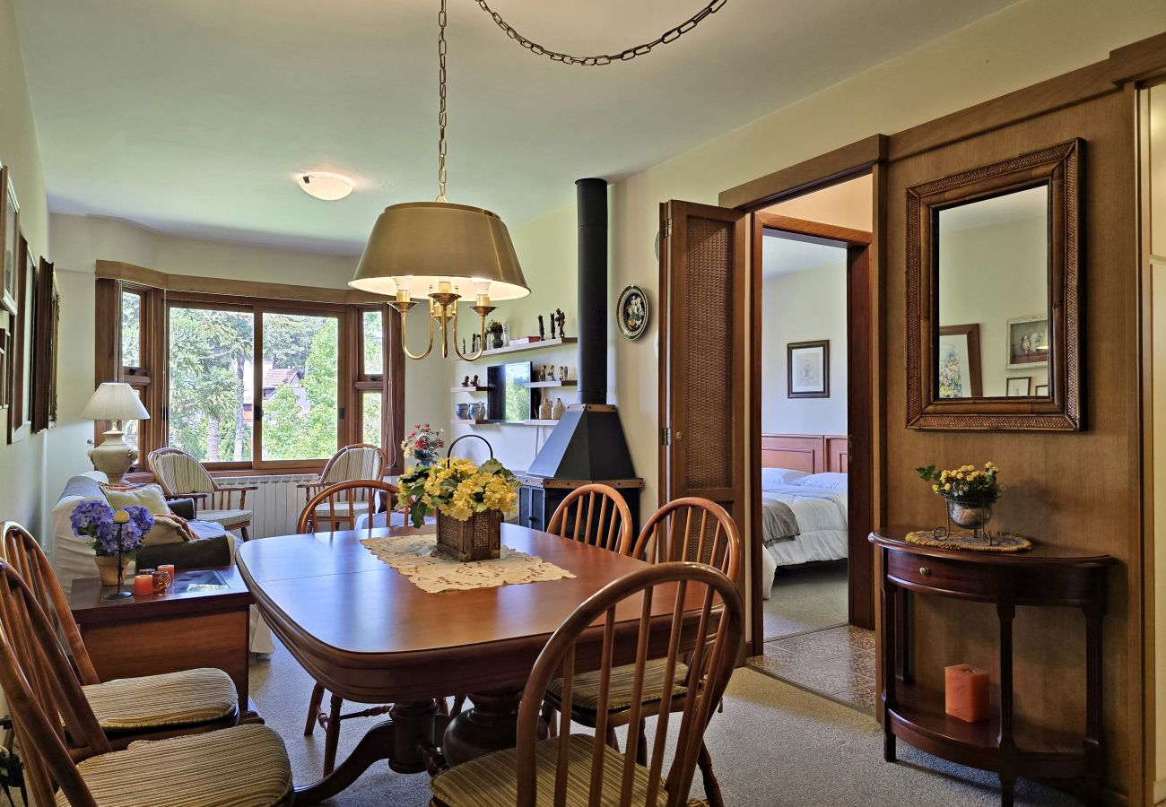 Apartamento em Gramado - NOVO! Aconchegante duplex 2D (2 banhos) a 1km da R Coberta!